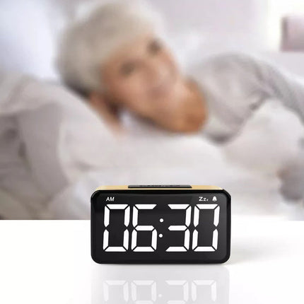 Herätyskello suurilla digitaalisilla numeroilla