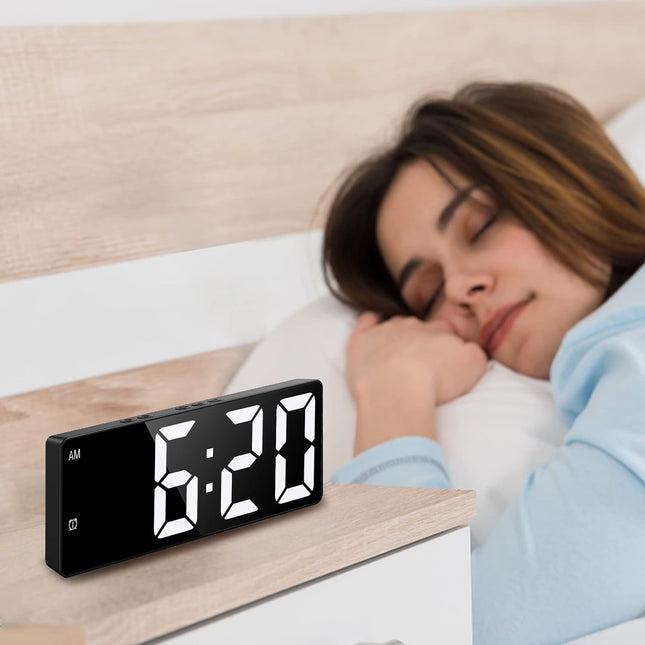 Paristokäyttöinen herätyskello peilinäytöllä