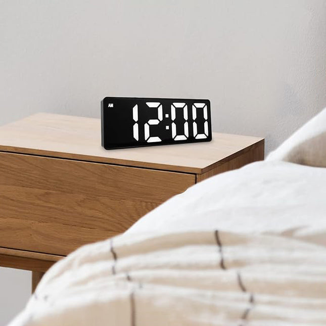 Paristokäyttöinen herätyskello peilinäytöllä
