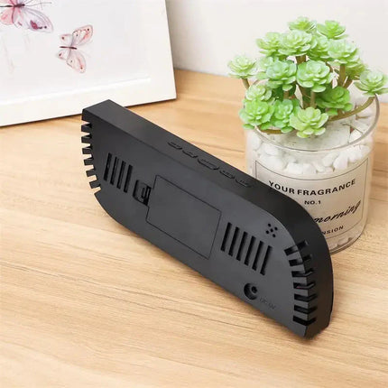 Paristokäyttöinen puukuvioinen digitaalinen herätyskello