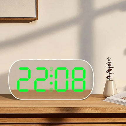 Valaistu peiliherätyskello suurilla numeroilla