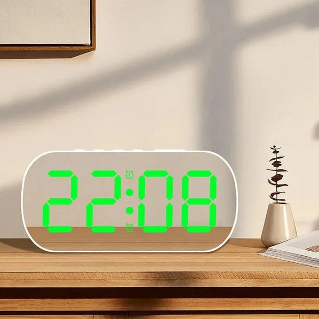 Valaistu peiliherätyskello suurilla numeroilla