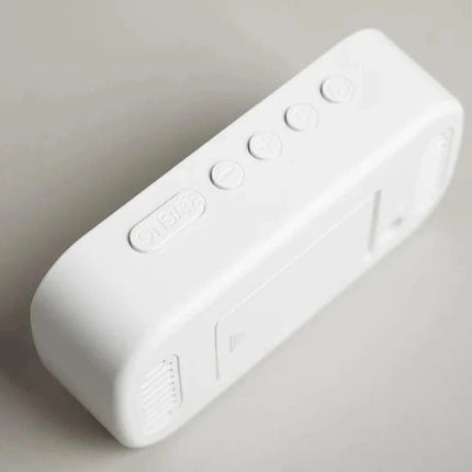 Valaistu peiliherätyskello suurilla numeroilla