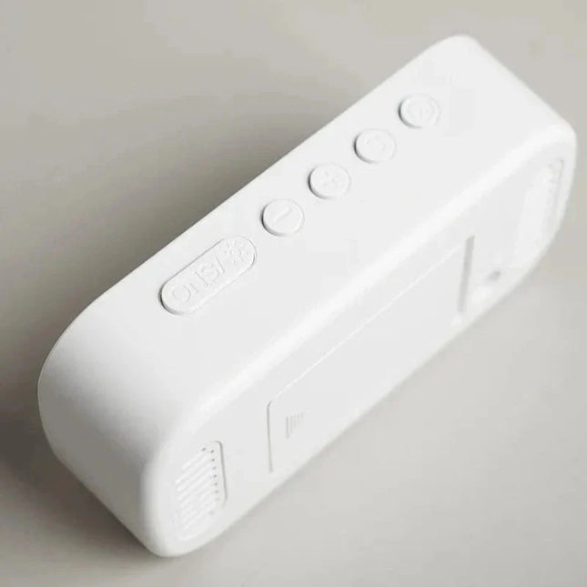 Valaistu peiliherätyskello suurilla numeroilla