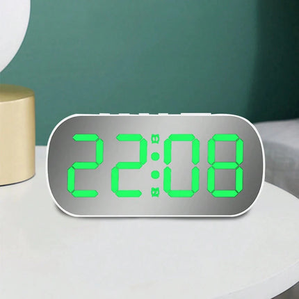 Valaistu peiliherätyskello suurilla numeroilla