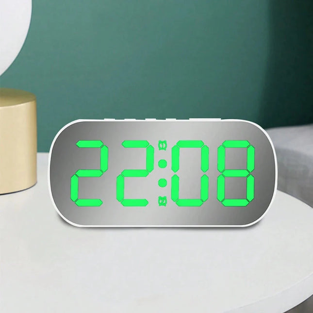 Valaistu peiliherätyskello suurilla numeroilla