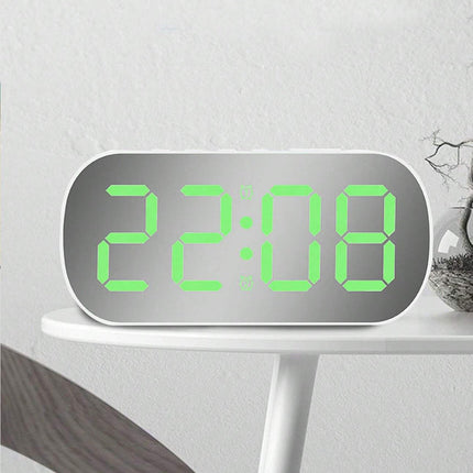Valaistu peiliherätyskello suurilla numeroilla