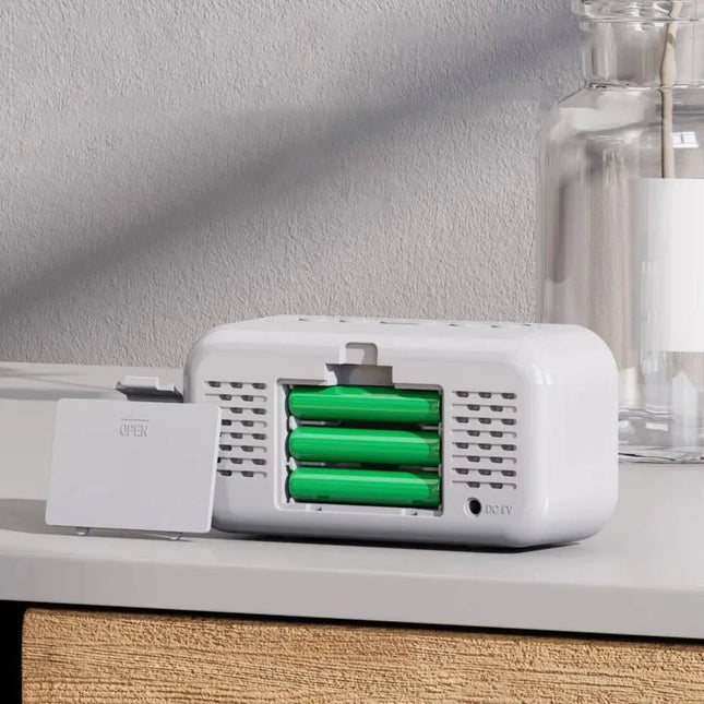 Digitaalinen LED-herätyskello peilipinnalla