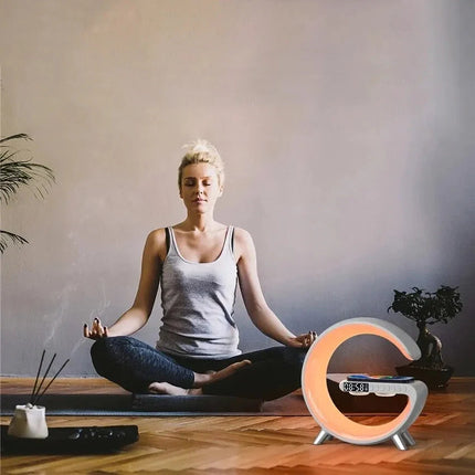 Monivärinen lamppu herätyskellolla ja kaiuttimella