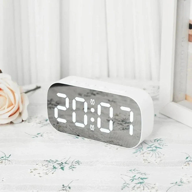 Verkkovirralla toimiva valaistu peiliherätyskello