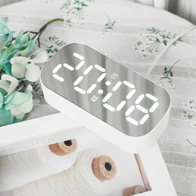 Verkkovirralla toimiva valaistu peiliherätyskello