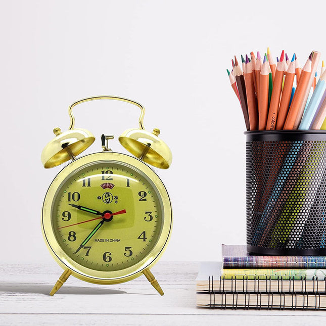 Kultainen vintage mekaaninen herätyskello