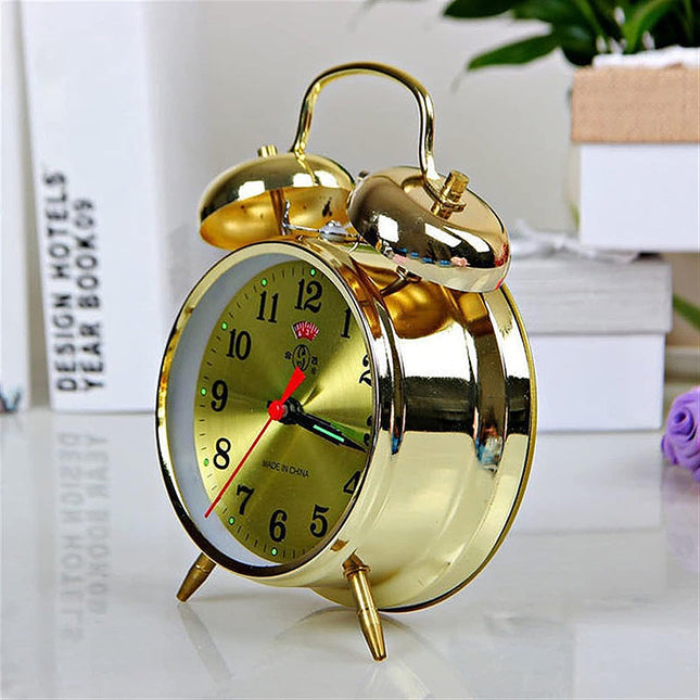 Kultainen vintage mekaaninen herätyskello