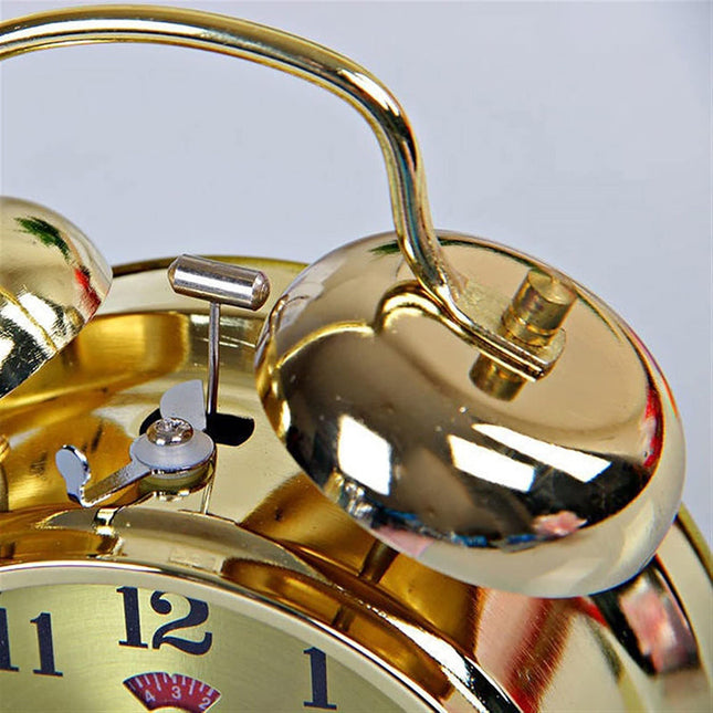 Kultainen vintage mekaaninen herätyskello