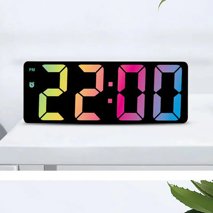 Digitaalinen herätyskello sateenkaariväreillä
