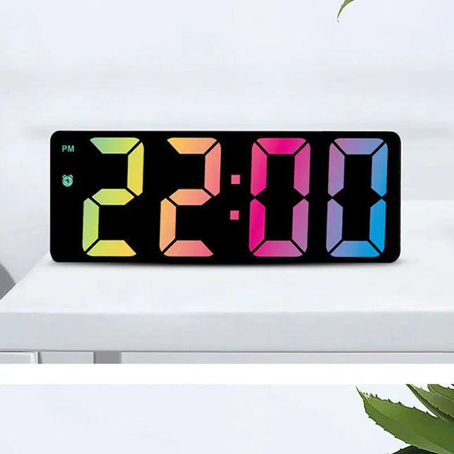 Digitaalinen herätyskello sateenkaariväreillä