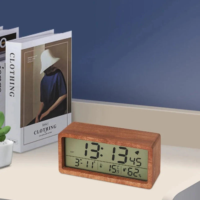 Puinen digitaalinen pöytäkello lämpömittarilla