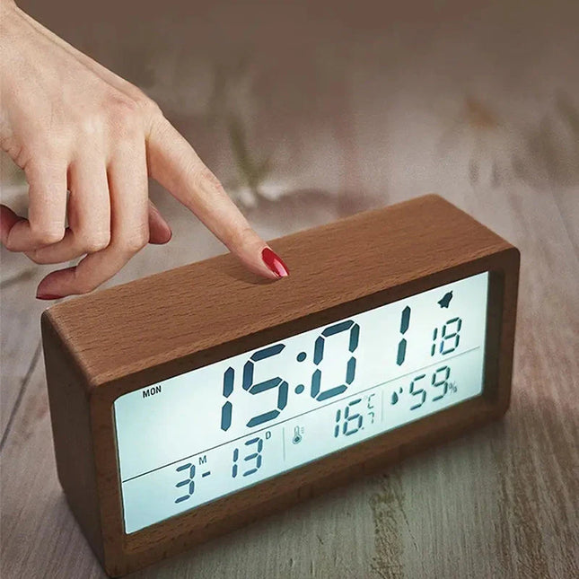 Puinen digitaalinen pöytäkello lämpömittarilla