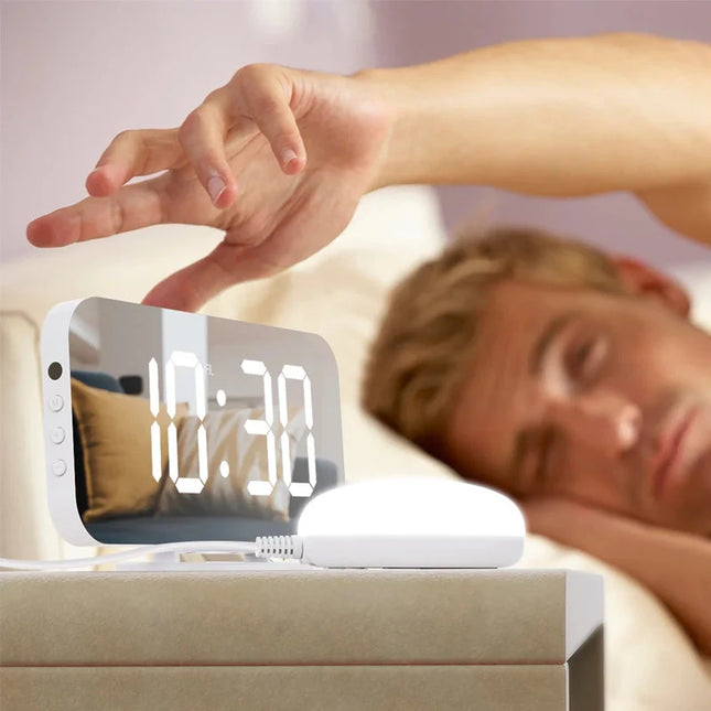 Tärisevä herätyskello peilinäytöllä