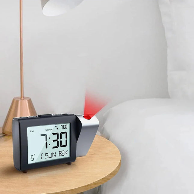 Kannettava paristokäyttöinen herätyskello projektorilla