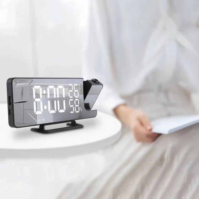 Musta digitaalinen projektoriherätyskello peilinäytöllä