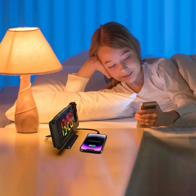 Verkkovirralla toimiva projektoriherätyskello peilillä