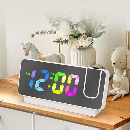 USB-projektoriherätyskello peilipinnalla ja väreillä