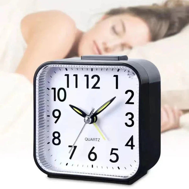Selkeä paristokäyttöinen analoginen herätyskello