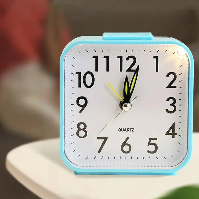 Selkeä paristokäyttöinen analoginen herätyskello