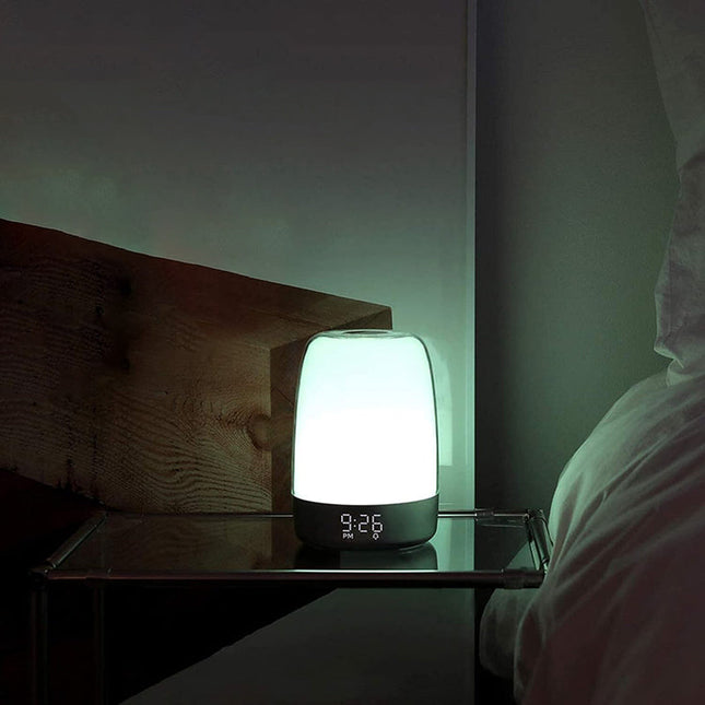Herätysvalo ja yöpöytälamppu auringonnousulla