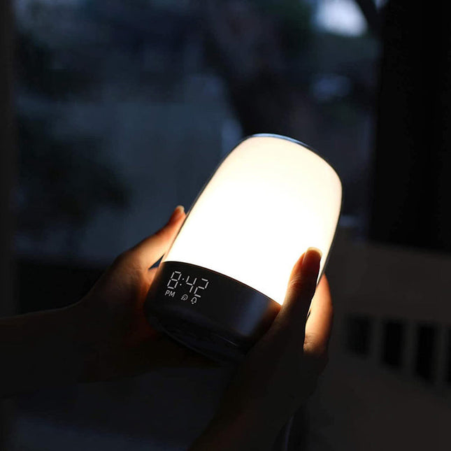 Herätysvalo ja yöpöytälamppu auringonnousulla