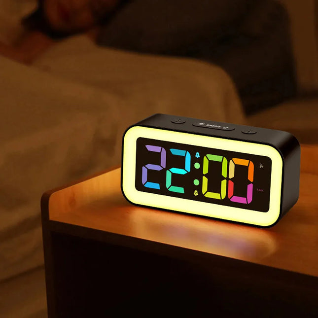 Digitaalinen herätyskello värikkäällä LED-yövalolla