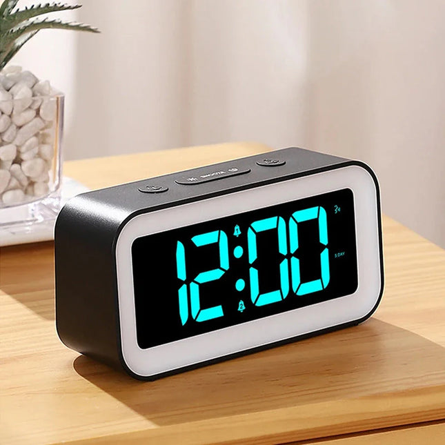 Digitaalinen herätyskello värikkäällä LED-yövalolla