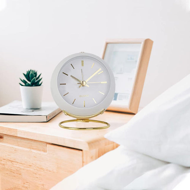 Valkoinen moderni vintage herätyskello