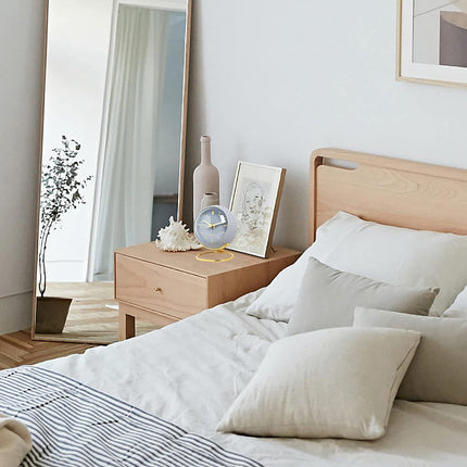 Sininen vintage herätyskello yöpöydälle