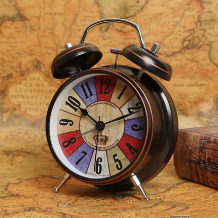 Retro herätyskello tuplakelloilla makuuhuoneeseen