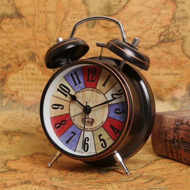 Retro herätyskello tuplakelloilla makuuhuoneeseen