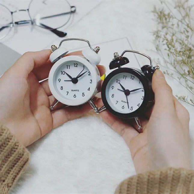 Pieni vintage herätyskello tuplakelloilla