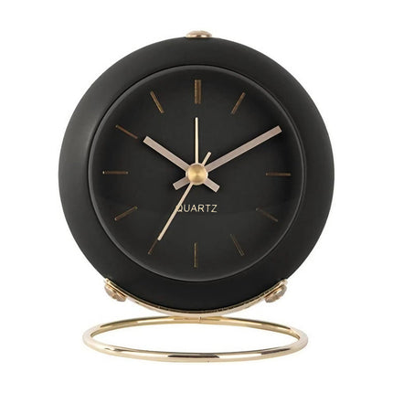 Musta vintage herätyskello yöpöydälle