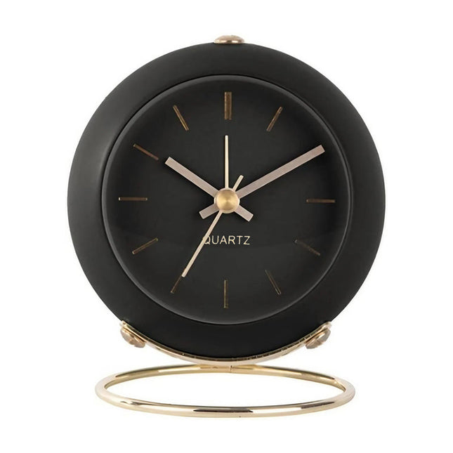 Musta vintage herätyskello yöpöydälle
